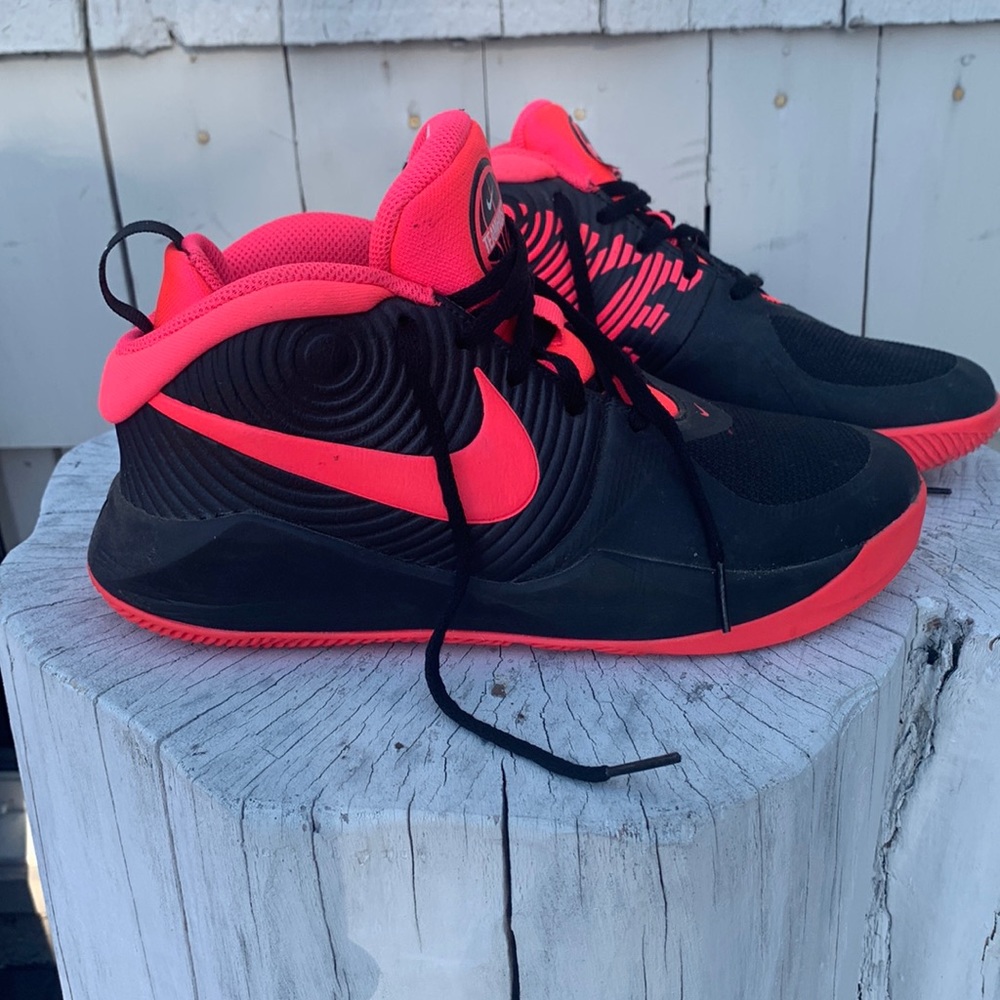 Nike team hustle black/pink size 6y